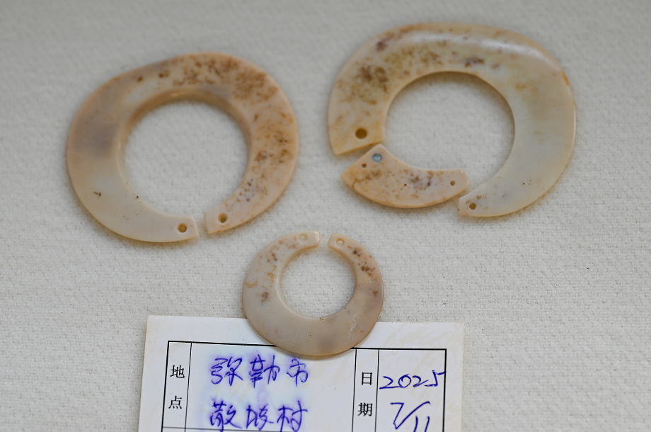 Jue Rings and Circular Jade